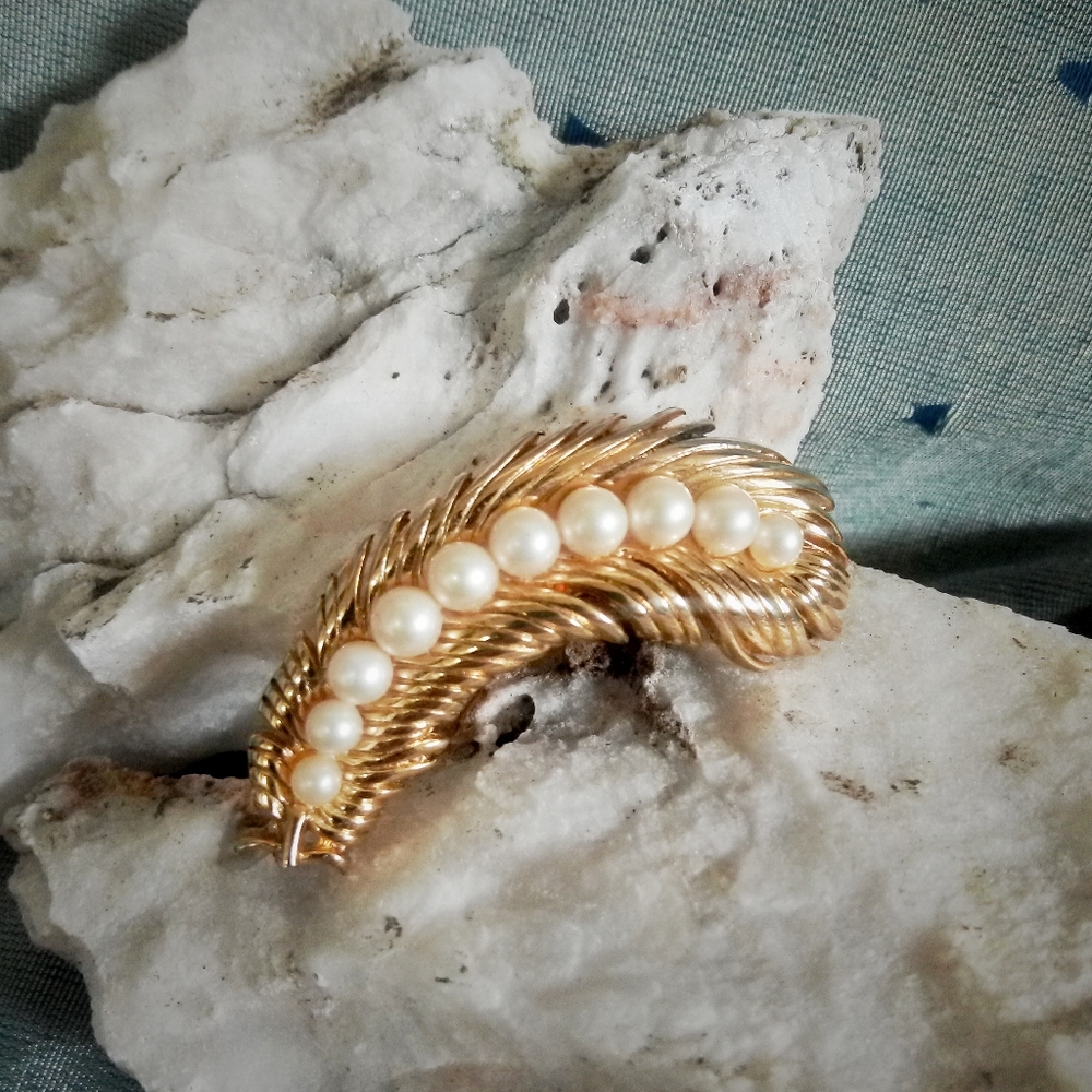 Vintage Trifari Goldtone Pearl Feather Brooch